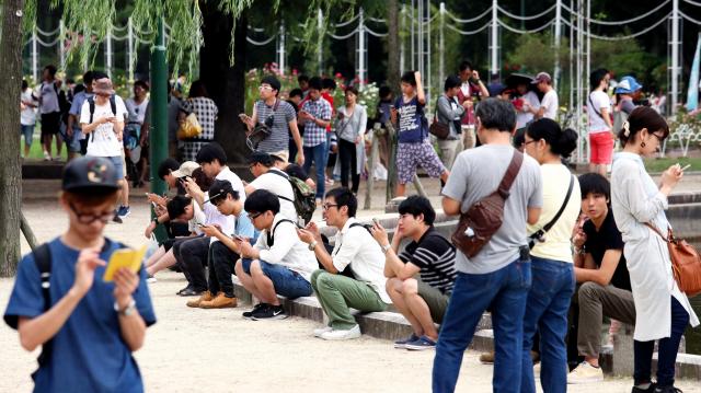 聖地と呼ばれる名古屋市昭和区の「鶴舞公園」で「ポケモンGO」に興じる人たち